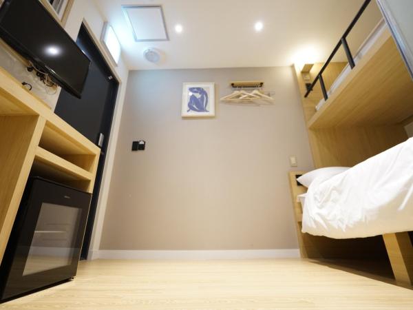 Artravel Myeongdong : photo 8 de la chambre chambre triple avec salle de bains privative