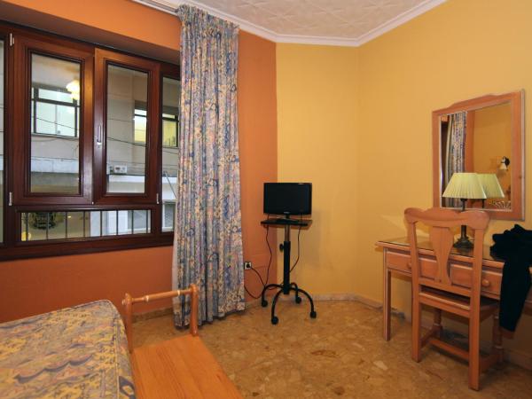 Hostal Victoria : photo 4 de la chambre chambre double ou lits jumeaux