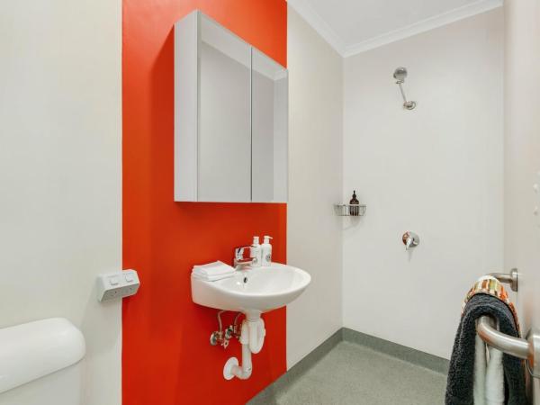 MiHaven Shared Living - Pembroke St : photo 9 de la chambre chambre simple avec salle de bains privative