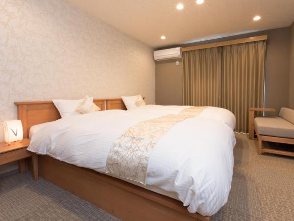 Stay SAKURA Kyoto Nijo Seasons : photo 9 de la chambre chambre lits jumeaux standard avec canapé