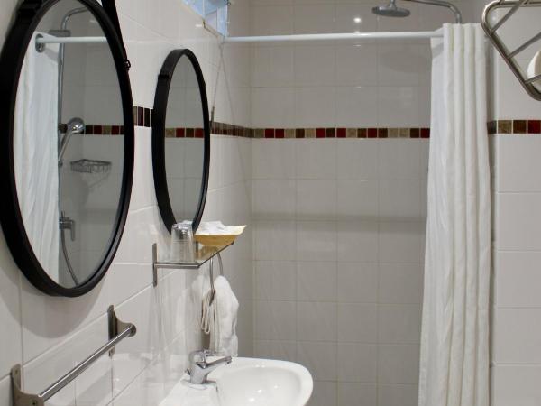 Hotel des Pyrénées : photo 10 de la chambre chambre quadruple