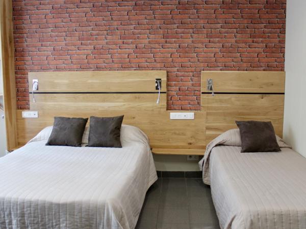 Hotel des Pyrénées : photo 5 de la chambre chambre triple