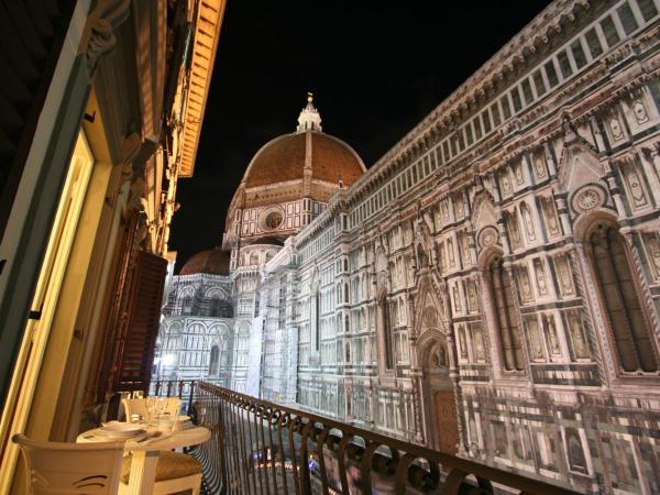 Granduomo Charming Accomodation : photo 9 de la chambre appartement de luxe avec balcon (2 adultes) - vue sur duomo