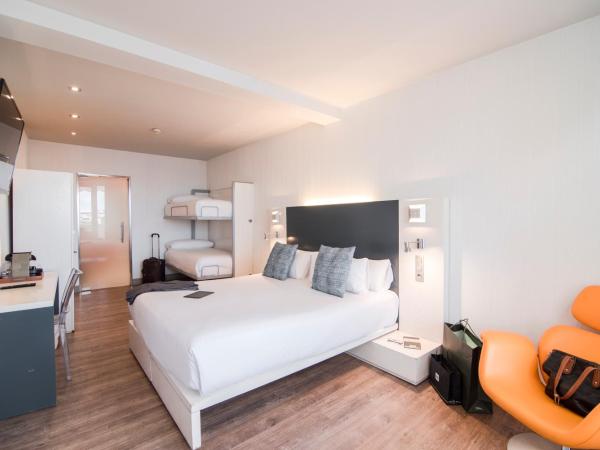 Petit Palace Canalejas Sevilla : photo 10 de la chambre chambre quadruple avec balcon