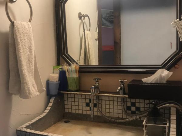 Shabby House : photo 3 de la chambre petite chambre double avec douche et toilettes communes