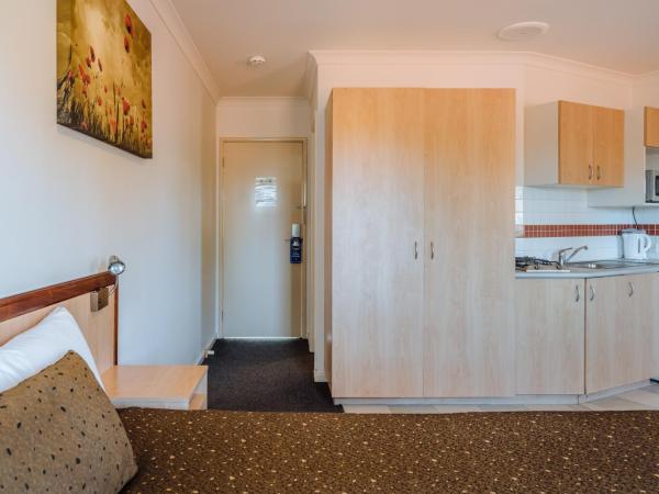 Canning Bridge Auto Lodge : photo 9 de la chambre suite lit queen-size avec baignoire spa