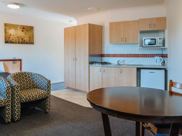 Canning Bridge Auto Lodge : photo 6 de la chambre suite lit queen-size avec baignoire spa