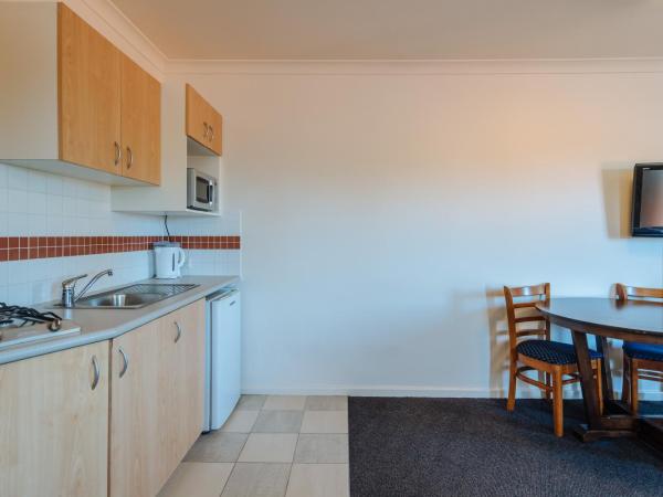 Canning Bridge Auto Lodge : photo 4 de la chambre suite lit queen-size avec baignoire spa