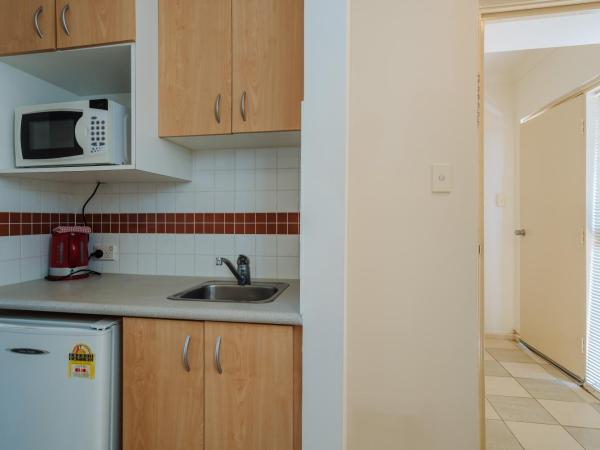 Canning Bridge Auto Lodge : photo 7 de la chambre suite lit queen-size