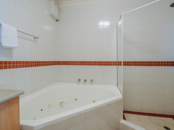 Canning Bridge Auto Lodge : photo 2 de la chambre suite avec baignoire spa