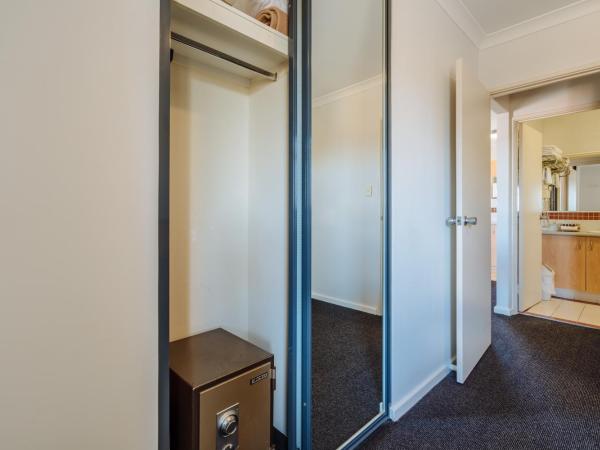 Canning Bridge Auto Lodge : photo 4 de la chambre suite avec baignoire spa