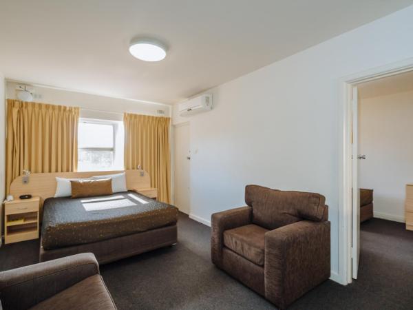 Canning Bridge Auto Lodge : photo 2 de la chambre appartement avec balcon