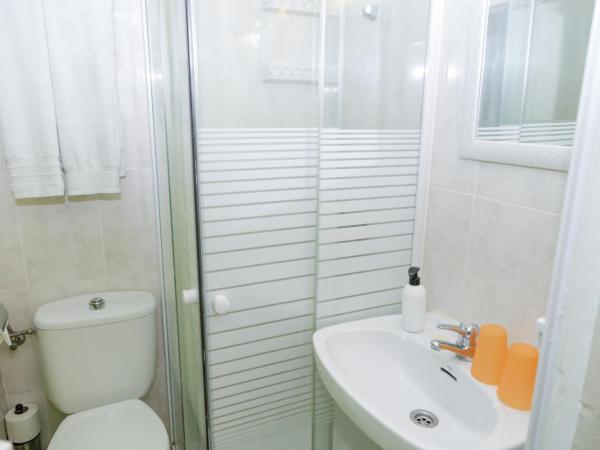 Pension Internacional : photo 7 de la chambre chambre lits jumeaux avec salle de bains privative