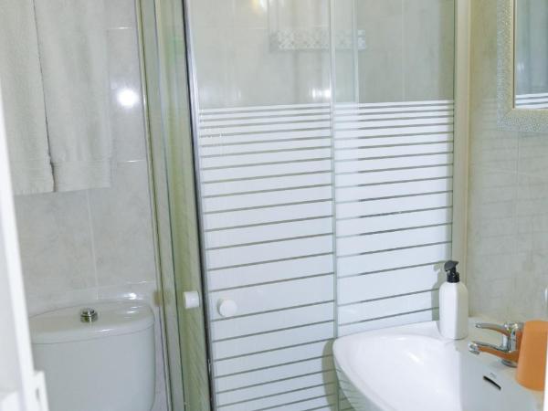 Pension Internacional : photo 6 de la chambre chambre lits jumeaux avec salle de bains privative