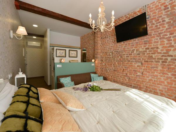 Center Suite Santander : photo 7 de la chambre chambre double supérieure avec canapé-lit (3 adultes)