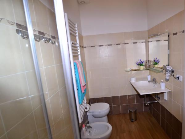 Affittacamere Lidiya : photo 5 de la chambre chambre triple avec salle de bains privative