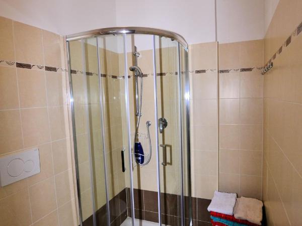 Affittacamere Lidiya : photo 3 de la chambre chambre triple avec salle de bains privative