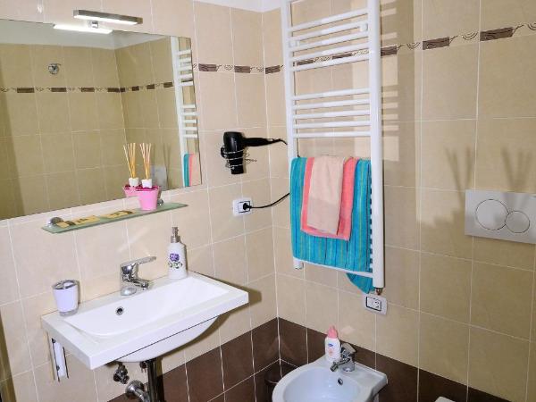 Affittacamere Lidiya : photo 9 de la chambre chambre quadruple avec salle de bains privative