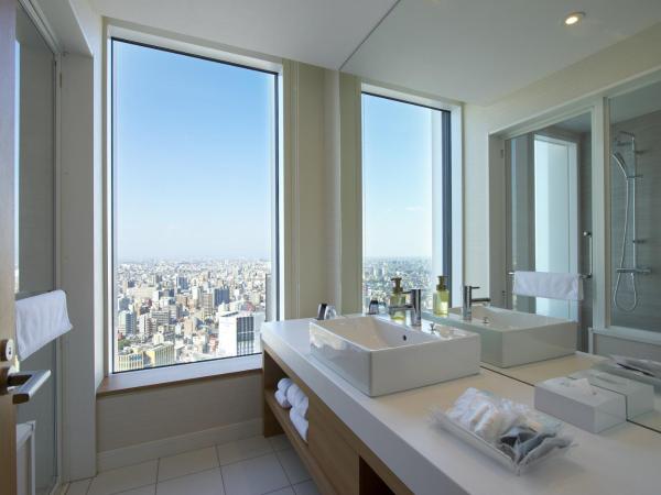 Nagoya JR Gate Tower Hotel : photo 4 de la chambre deluxe corner twin room with view bath - non-smoking