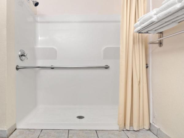 Super 8 by Wyndham Austin/Airport South : photo 4 de la chambre chambre lit king-size - accessible aux personnes à mobilité réduite - non-fumeurs