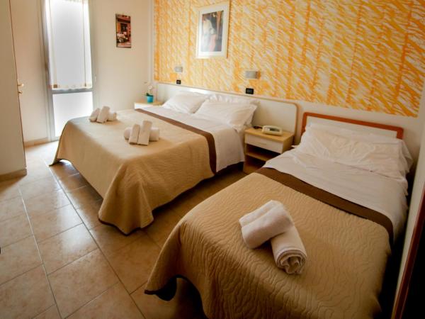 Hotel Petrarca : photo 3 de la chambre chambre triple avec balcon