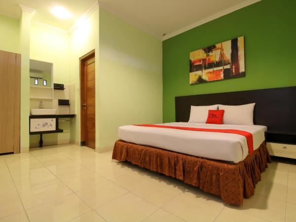 RedDoorz Plus @ Taman Siswa 2 : photo 2 de la chambre chambre double
