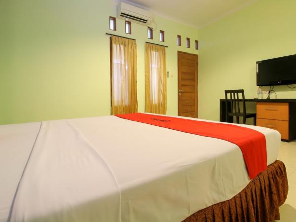RedDoorz Plus @ Taman Siswa 2 : photo 3 de la chambre chambre double