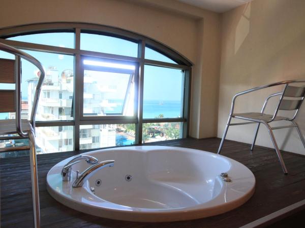 Tac Premier Hotel & Spa : photo 4 de la chambre chambre double standard avec baignoire balnéo