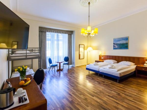 Hotel Monopol - Central Station : photo 5 de la chambre chambre quadruple - minibar avec boissons gratuites 