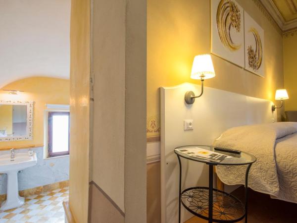 Villa Sant'Andrea : photo 4 de la chambre chambre de luxe double ou lits jumeaux avec baignoire spa