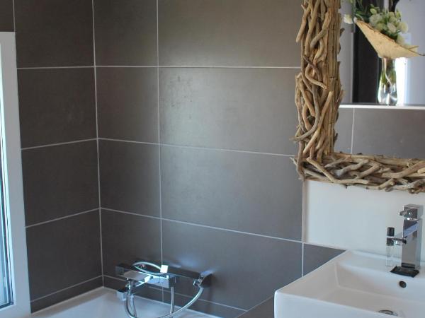 Hôtel St Sernin : photo 7 de la chambre chambre double - vue sur basilique