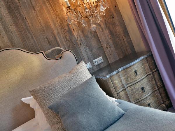 Maison de Famille Les 5 Frères : photo 5 de la chambre chambre double ou lits jumeaux avec douche - vue sur village