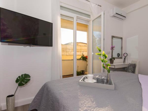Guest house Lenny rooms : photo 7 de la chambre chambre double avec balcon - vue sur mer