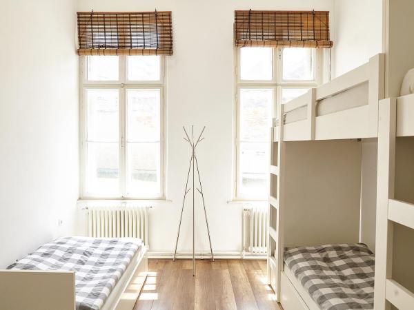 Love Croatia Hostel-Mir Guesthouse Zagreb : photo 4 de la chambre lit simple dans dortoir pour femmes