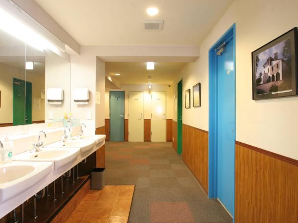 Sakura Hotel Ikebukuro : photo 6 de la chambre chambre avec lits superposés et salle de bains commune - 4 personnes