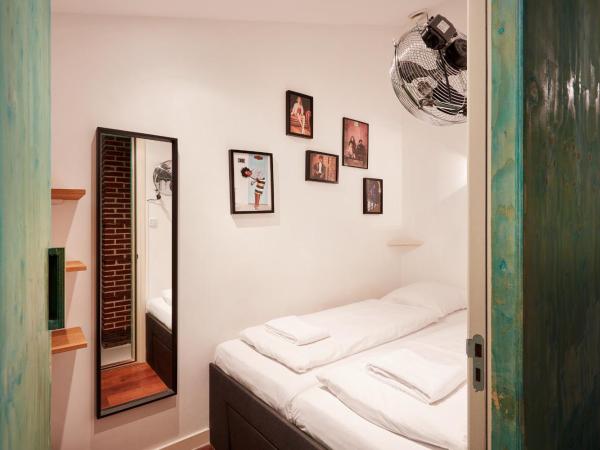 Hotel Not Hotel Amsterdam : photo 3 de la chambre chambre invisible avec salle de bains commune - située en rez-de-chaussée