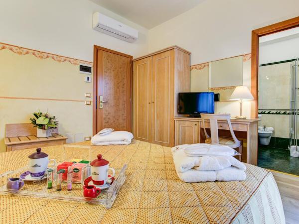 Hotel Byron : photo 5 de la chambre chambre double ou lits jumeaux avec balcon