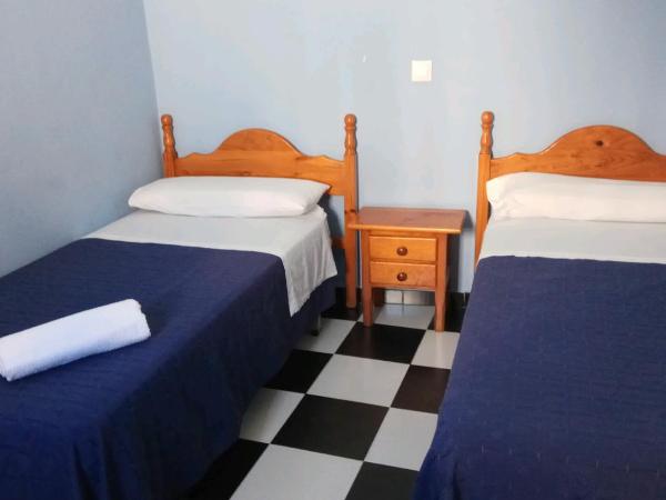 Pensión Lisdos : photo 4 de la chambre chambre double ou lits jumeaux avec salle de bains commune