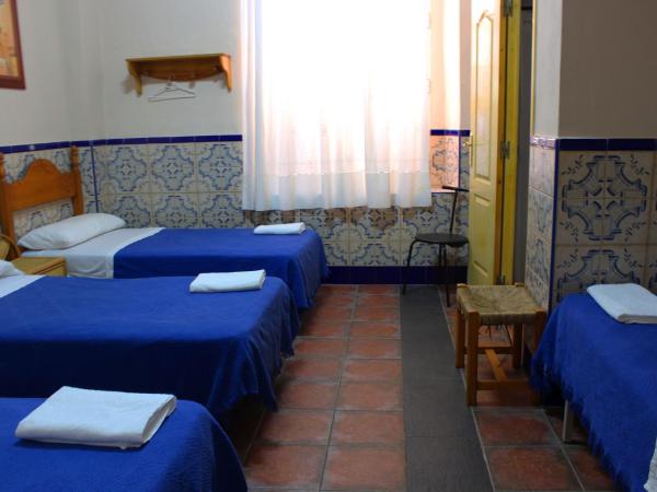 Pensión Lisdos : photo 3 de la chambre chambre quadruple avec salle de bains privative