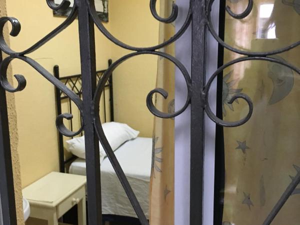 Pensión Lisdos : photo 8 de la chambre chambre simple avec salle de bains commune