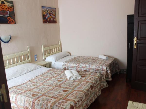 Pensión Lisdos : photo 5 de la chambre chambre triple avec salle de bains privative