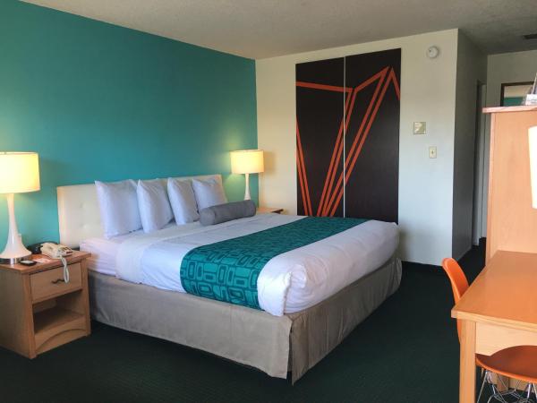Howard Johnson by Wyndham Colorado Springs : photo 3 de la chambre chambre lit king-size - fumeurs