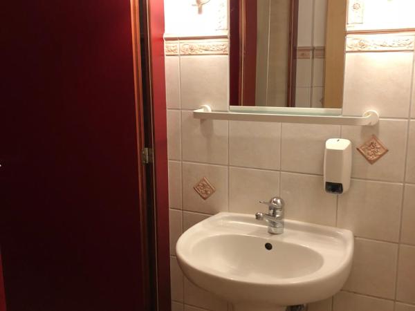 Interlaken Linda Inn Lodge : photo 6 de la chambre chambre sextuple avec salle de bains privative séparée