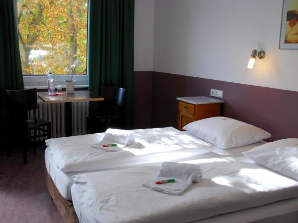 Grand Hostel Berlin Classic : photo 8 de la chambre chambre lits jumeaux avec salle de bains privative