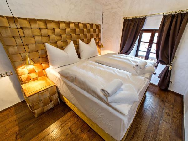 Arcadie Hotel & Apartments : photo 3 de la chambre suite lit king-size avec baignoire spa et balcon - vue sur château