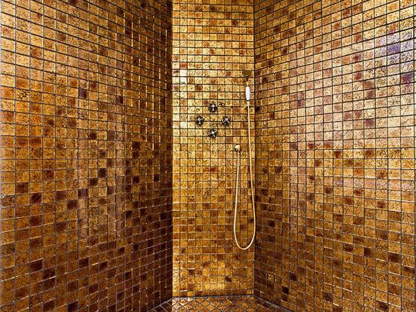 Arcadie Hotel & Apartments : photo 10 de la chambre suite lit king-size avec baignoire spa et balcon - vue sur château