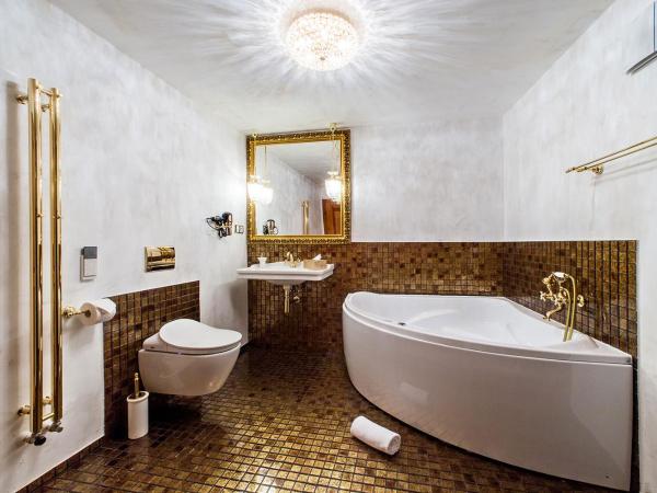 Arcadie Hotel & Apartments : photo 8 de la chambre suite lit king-size avec baignoire spa et balcon - vue sur château