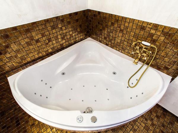 Arcadie Hotel & Apartments : photo 9 de la chambre suite lit king-size avec baignoire spa et balcon - vue sur château