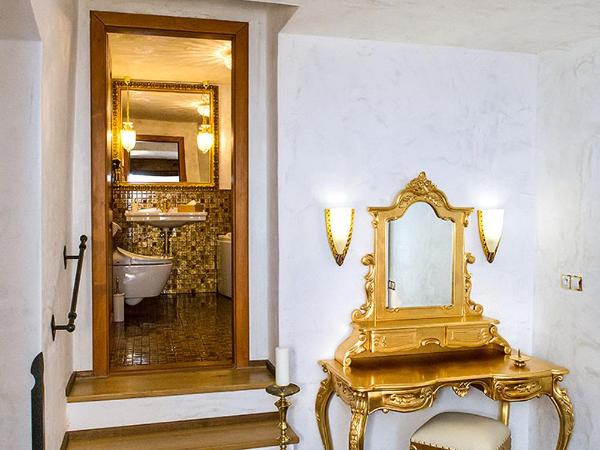 Arcadie Hotel & Apartments : photo 6 de la chambre suite lit king-size avec baignoire spa et balcon - vue sur château