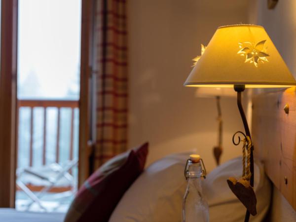 Chalet Coeur des Brévières by Chalet Chardons : photo 4 de la chambre chambre double ou lits jumeaux avec balcon